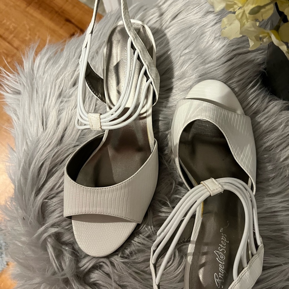 Angel steps white shoes - Picture 2 of 5